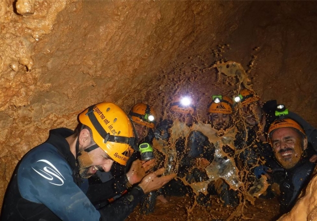  Splashing mud in the cave 